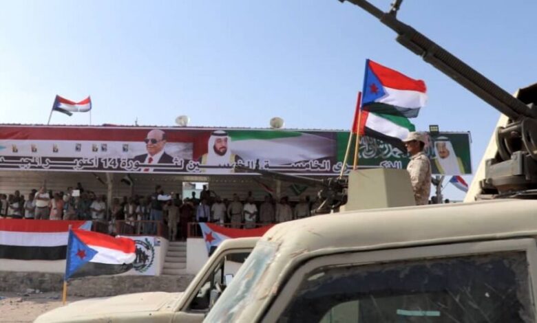 قوات موالية للمجلس الانتقالي ترفع صور الرئيس هادي (صور)