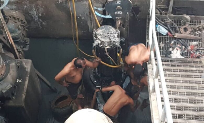 عمال الصرف الصحي بمديرية الشيخ عثمان تنفذ إعمال الصيانة للمضخة وتصفية لخطوط الشبكة