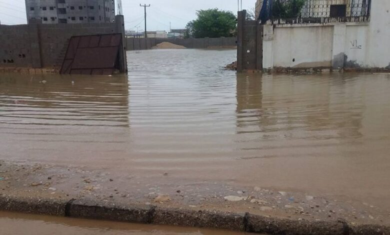 إستمرار هطول الأمطار في محافظة المهرة والمياه  تملأ الشوارع (صور)