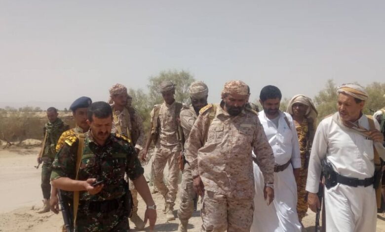القيادة العسكرية والأمنية تتفقد مواقع الحزام الأمني بمديرية الحزم