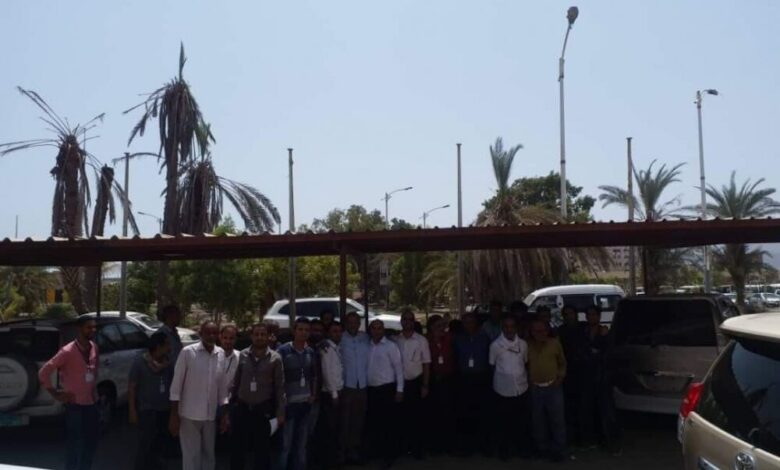 وقفة احتجاجية لموظفي مطار عدن تطالب بمحاسبة جنود اعتدوا على نجل أحدى الموظفات