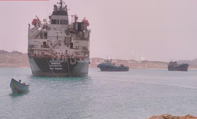 السلطات بحضرموت تغلق ميناء المكلا وتأمر السفن بمغادرته والسبب ؟