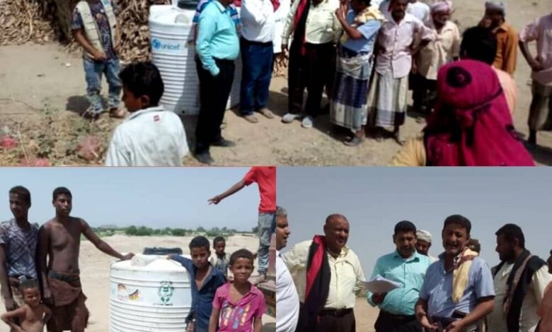مؤسسة شباب أبين توزع خزانات مياه للنازحين في مديرية خنفر
