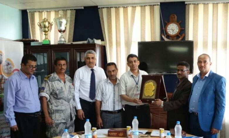 وزارة النقل تكرم رئيس مؤسسة موانئ البحر الأحمر اليمنية بدرع الوزارة