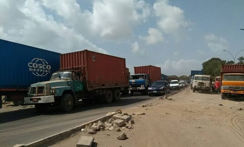 سائقوا النقل الثقيل يتوقفون عن العمل بسبب ازدحام ميناء عدن للحاويات