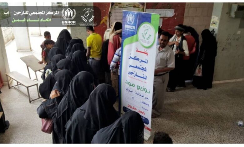 توزيع مواد إيوائية ل634 أسرة من نازحي الحديدة في محافظة إب و تعز