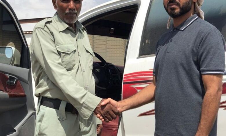 قائد خلية الشرطة بقوات التحالف العربي يسلم سيارة لإدارة الدفاع المدني بمحافظة عدن