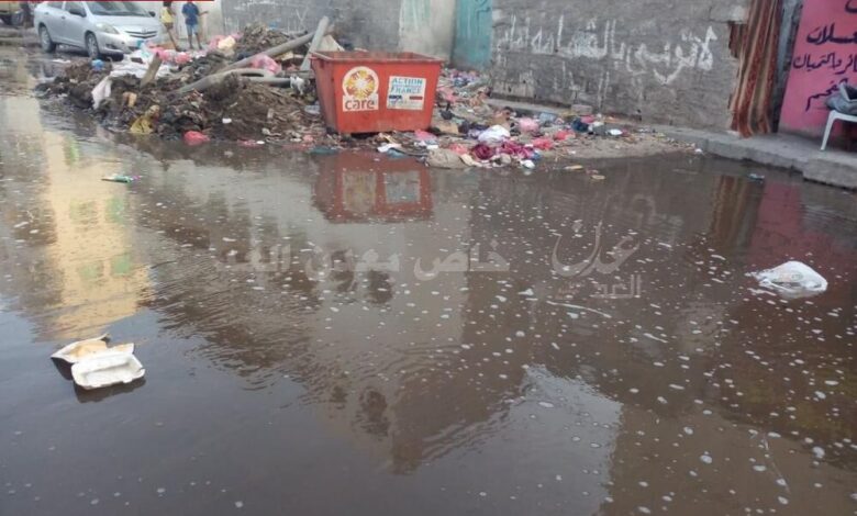 مياه الصرف الصحي تغرق شوارع مديرية الشيخ عثمان
