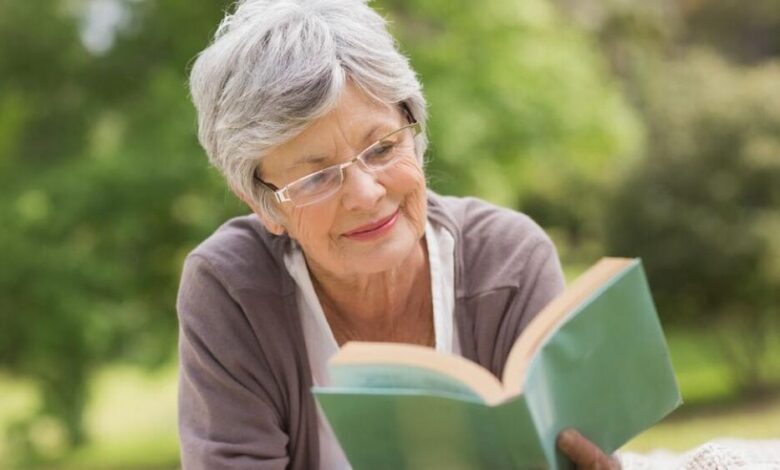 العلم يؤكد: القراءة تطيل العمر وتقاوم القلق والإجهاد