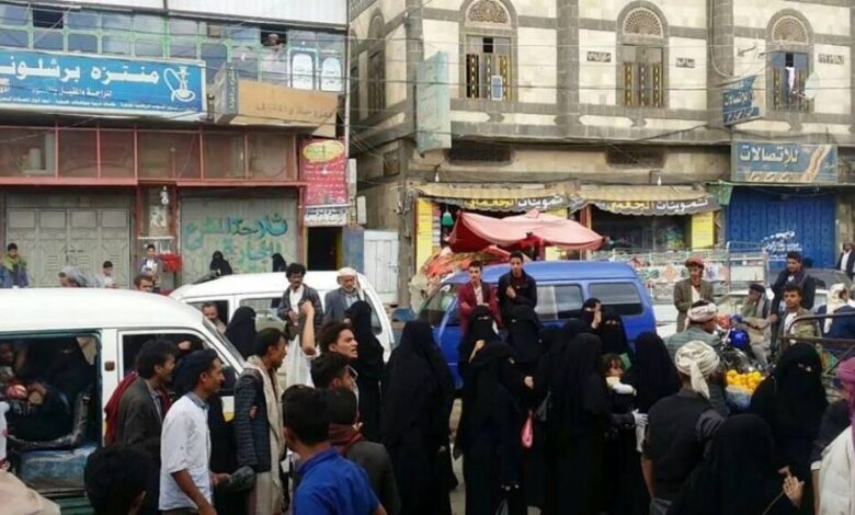 تظاهرة نسائية بصنعاء تندد بممارسات جماعة الحوثي