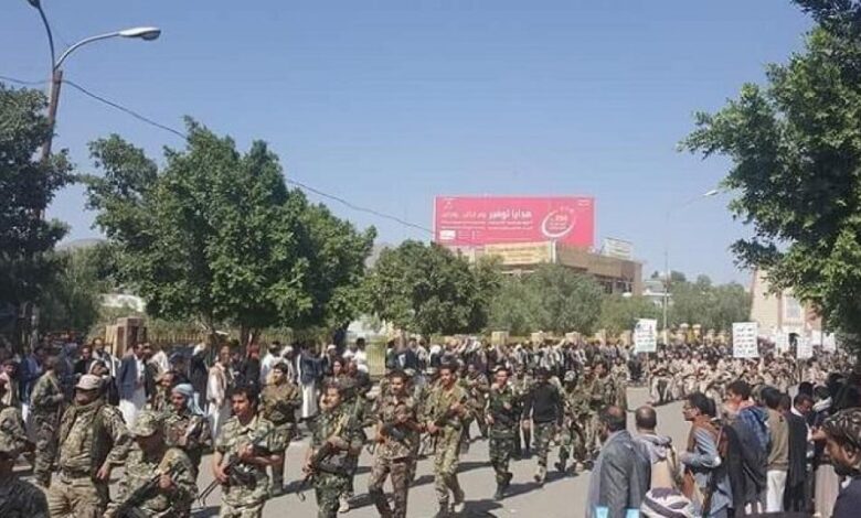 انهيارات في صفوف الانقلابيين.. مجموعة حوثية تسلم نفسها للجيش الوطني