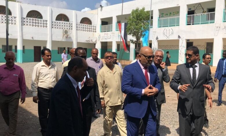 وزير الخارجية يزور المدرسة اليمنية في جيبوتي