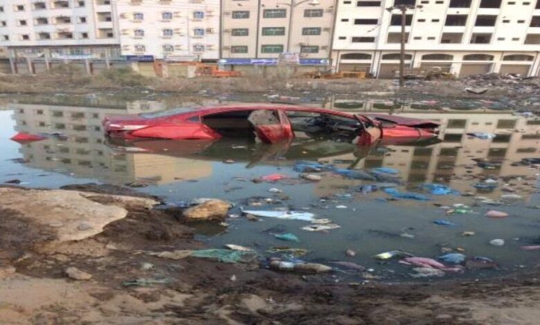 غرق سيارة في مياه الصرف الصحي في الشيخ عثمان بعدن ..ومواطنون يكشفون عن كارثة كبرى