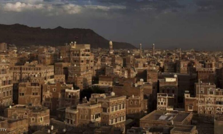 تحت تهديد السلاح.. مساجد صنعاء تبث خطاب الحوثي