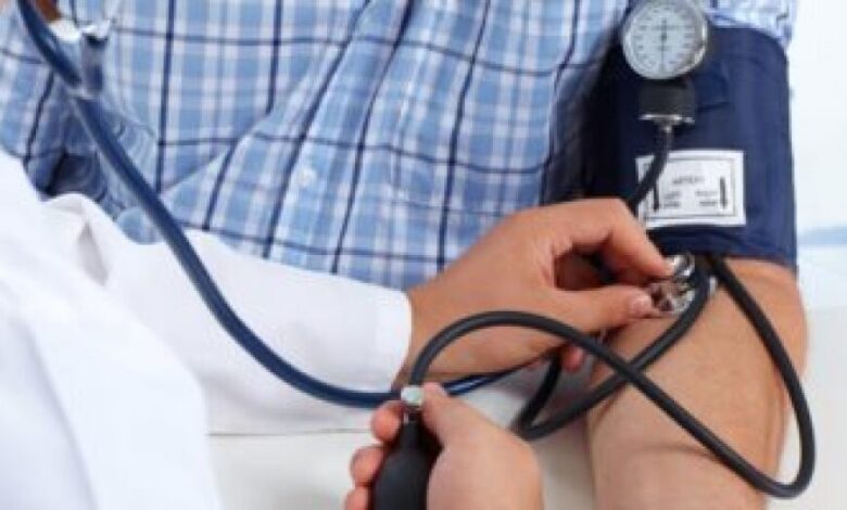 ارتفاع ضغط الدم عند الشباب يعرضهم للسكتات الدماغية وأمراض القلب