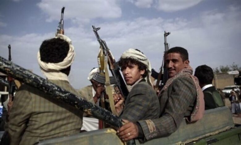 الحوثيون يعزلون سكان الحديدة عن انتصارات الجيش بقطع الإنترنت