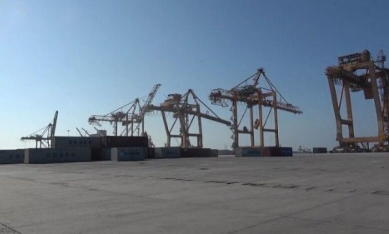 التحالف يتهم الحوثيين منع دخول 6 سفن لميناء الحديدة