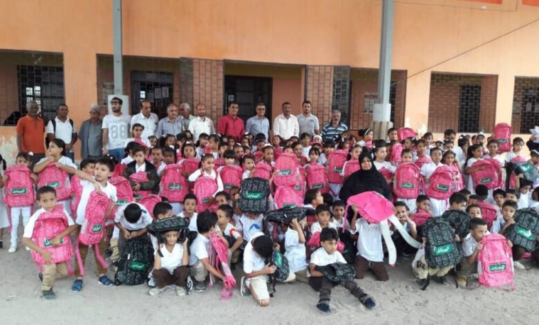 السنابل تستكمل برنامج توزيع الحقيبة المدرسية في أربع من مديريات عدن