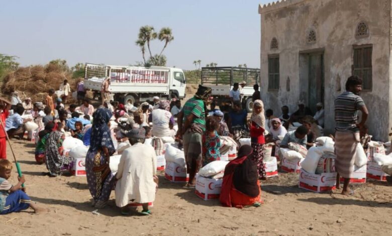 "الهلال الأحمر الإماراتي" يوزع 2600 سلة غذائية متكاملة على أهالي عدد من مناطق الساحل الغربي
