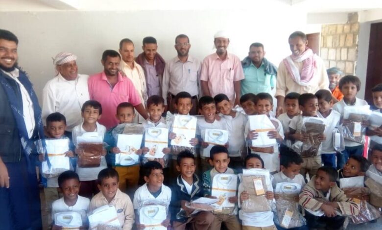 مدير تربية مودية يدشن توزيع الزي المدرسي المقدم من الهلال الأحمر الإماراتي