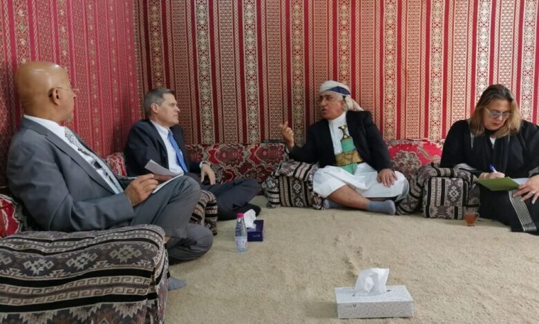 السفير الأمريكي لدى اليمن يلتقي رئيس مجلس مشائخ قبائل أرحب وعضو مجلس الشورى الشيخ حمود العشبي.