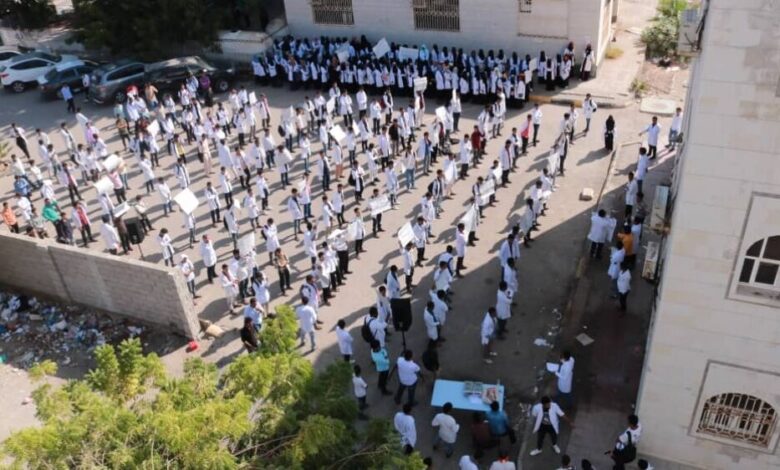 عدن : كلية الصيدلة احتجاج يتواصل