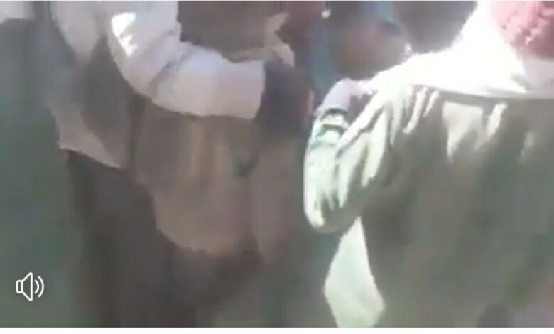 عاجل : سقوط سقف مدرسة فوق رؤوس طالبات صنعاء (فيديو مؤلم)