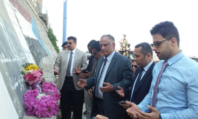 محافظ عدن يضع اكليلا من الزهور على ضريح الشهيد جعفر محمد سعد