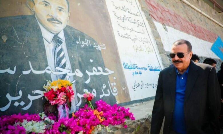 رئيس الجمعية الوطنية يشارك بوضع اكليل الزهور على الشهيد اللواء جعفر محمد سعد