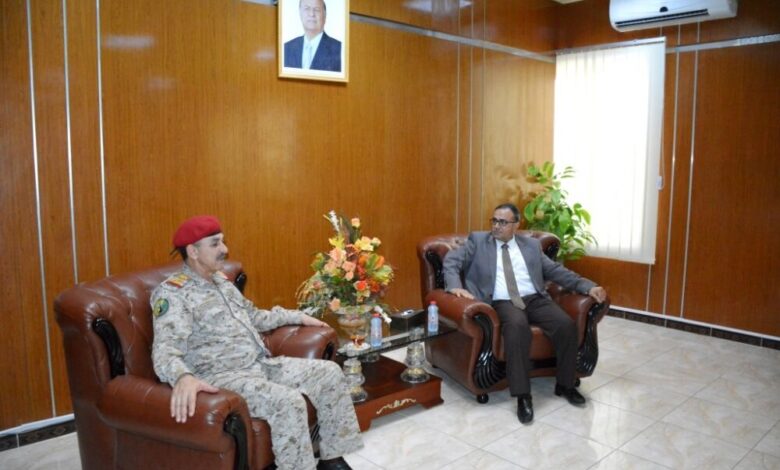 رئيس جامعة عدن يلتقي بنائب رئيس هيئة الأركان العامة بوزارة الدفاع لحل قضايا المتعاقدين بالجامعة