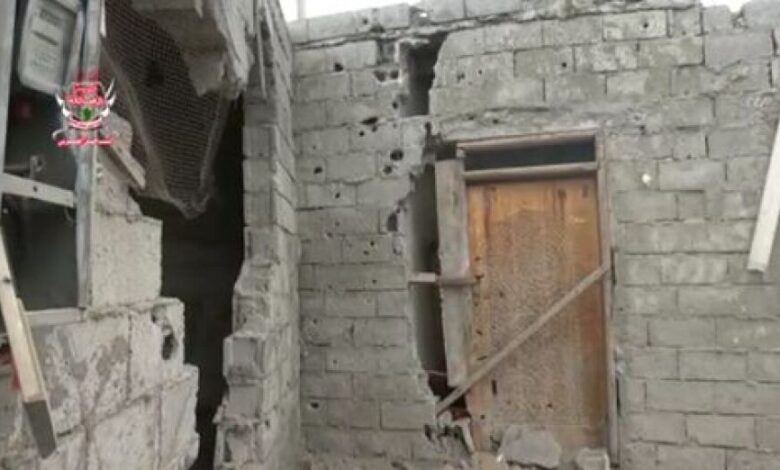 ميليشيات الحوثي تقصف حي المنظر بقذائف الهاون وتفجر مسجدًا بالحديدة