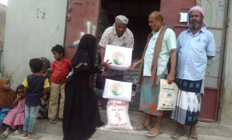 الهلال الأحمر اليمني يوزع مواد غذائية مقدمة من مركز الملك سلمان للنازحين بطور الباحة