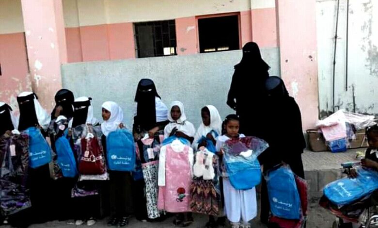 توزيع حقائب مدرسية وملابس للطالبات النازحات في مدرسة عمار بن ياسر بخنفر