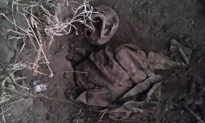 شرطة تعز تعثر على مقبرة جماعية لجثث جنود بالجيش