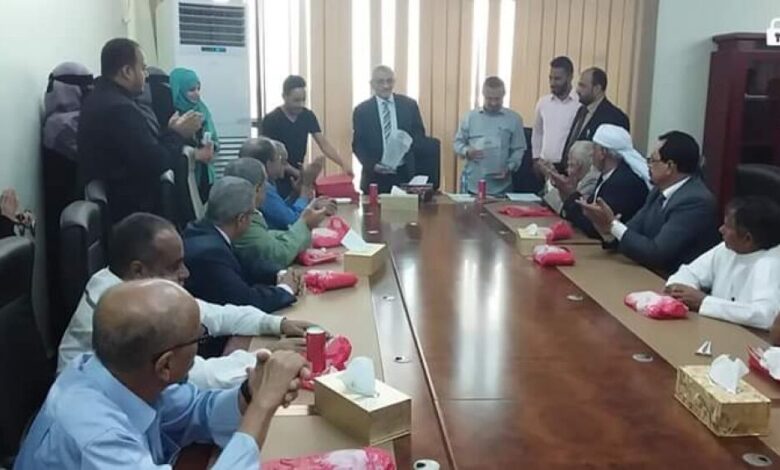 موظفي المحكمة العليا بالعاصمة عدن يكرمون رئيسها والامين العام