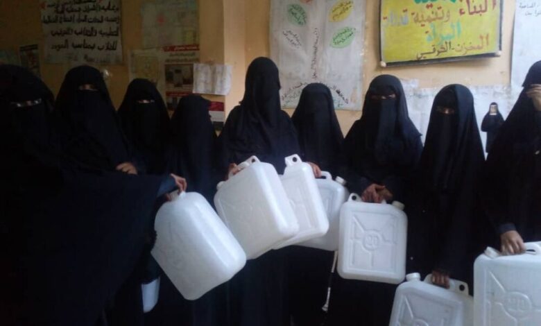 جمعية البناء وتنمية قدرات المرأة تقدم دبب مياه شرب للنازحين والأسر النازحة بمديرية خنفر