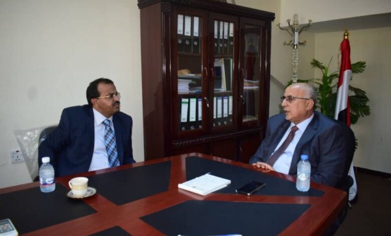 وزير الإدارة المحلية يناقش مع محافظ البيضاء الخطط التنموية في المحافظة