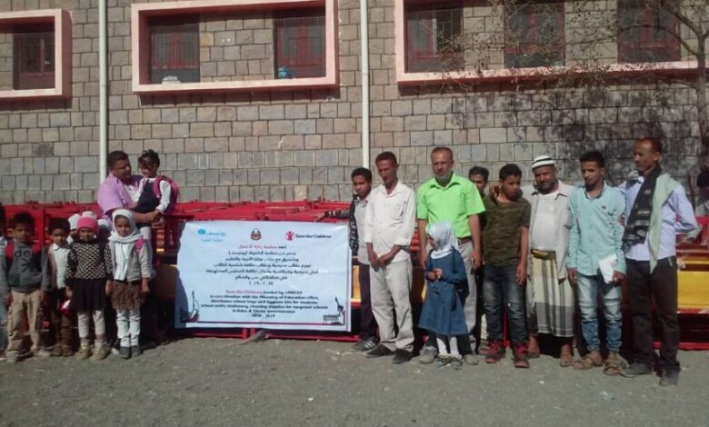 منظمة الطفولة اليونيسيف تقدم 100 درج مدرسي مزدوج لأطفال بمدرسة صالح عنتر بالجليلة
