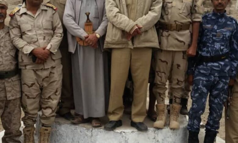 رئيس أركان المنطقة العسكرية الرابعة يزور مقاتلي اللواء 30 مدرع بجبهة حمك ومعسكر حلم بالضالع