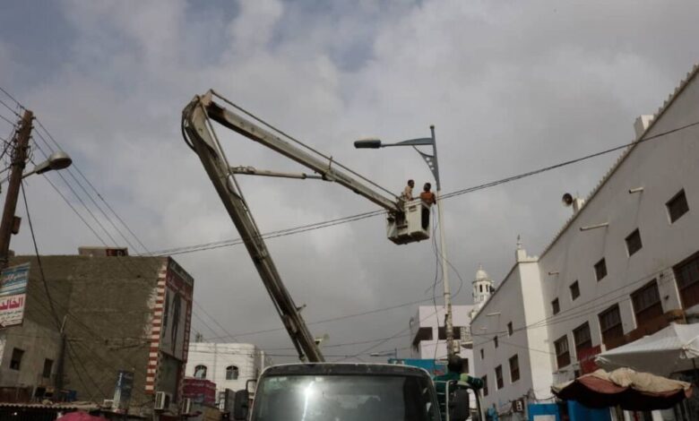 بتوجيهات السلطة المحلية في الشيخ عثمان بعدن تكثف  فرق الصيانة إعمال صيانة الانارآت في الشوارع