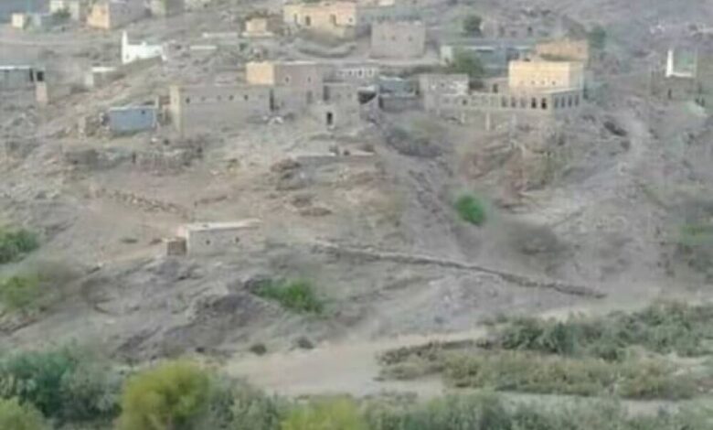 أهالي قرية املحة بجيشان يناشدون محافظ أبين توسعة ورصف طريق قريتهم