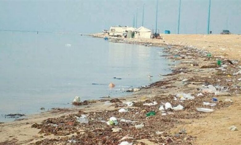 تقرير: تلوث ساحل أبين بمياه الصرف الصحي...كارثة تهدد البيئة
