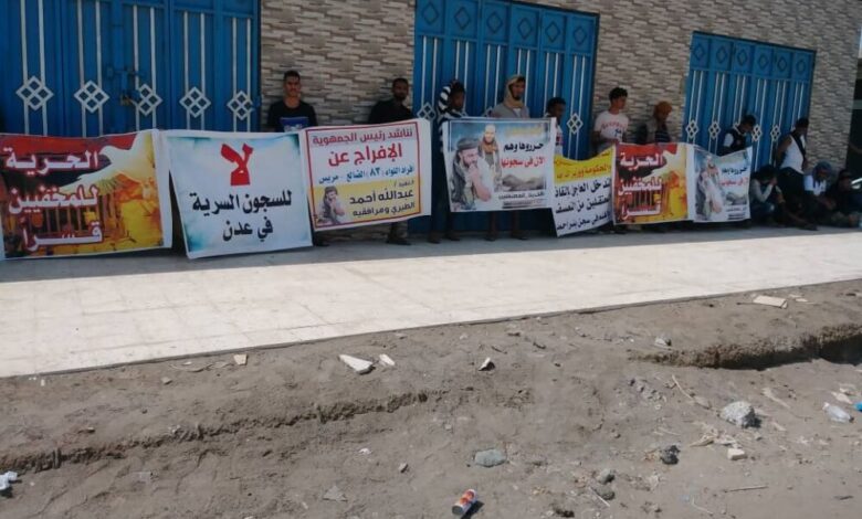 وقفة احتجاجية لرابطة أمهات المختطفين في عدن