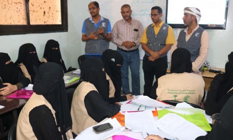 مدير مشروع تحسين سبل العيش في اليمن يعمل تقييم لدورات معيلات الأسر بمديرية الشحر