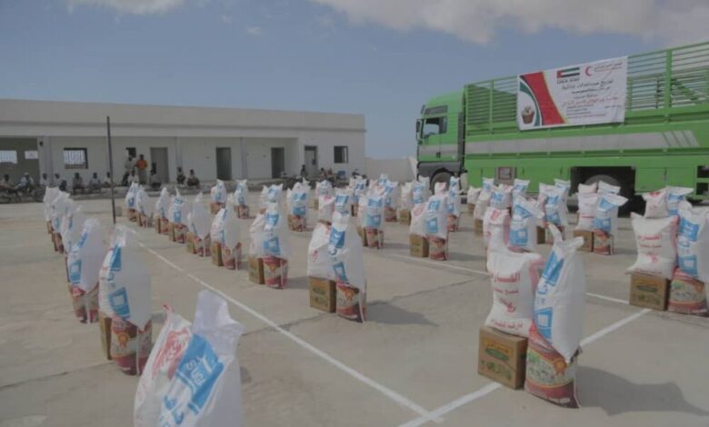 الهلال الأحمر الإماراتي يوزع مساعدات غذائيه على اهالي الديس الشرقية بساحل حضرموت