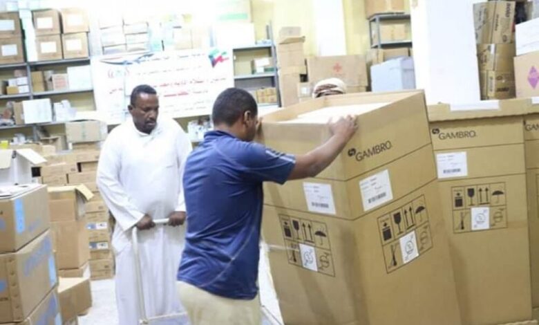 مركز الملك سلمان للإغاثة يسلّم مكتب الصحة والسكان بالمهرة الدفعة الأولى من أجهزة غسيل الكلى.