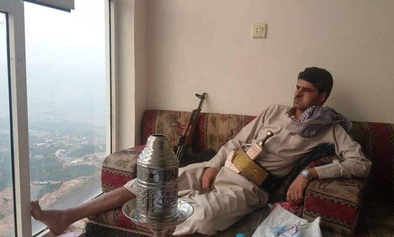 صورة لقيادي حوثي في منزل صالح تثير جدل واسع على منصات التواصل الاجتماعي