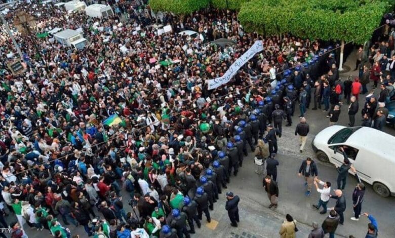 آلاف الجزائريين يخرجون للشوارع للمطالبة باستقالة بوتفليقة.