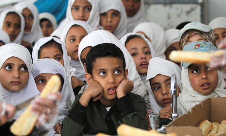 وزير التعليم اليمني : "الحوثيون" عدلوا مناهج الدين والتاريخ و17 ألف معلم "خارج الخدمة"