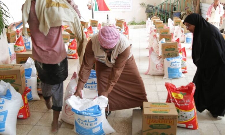 الهلال الأحمر الإماراتي يوزع مساعدات إغاثية على ذوي الاحتياجات الخاصة بجمعية الطموح في المكلا